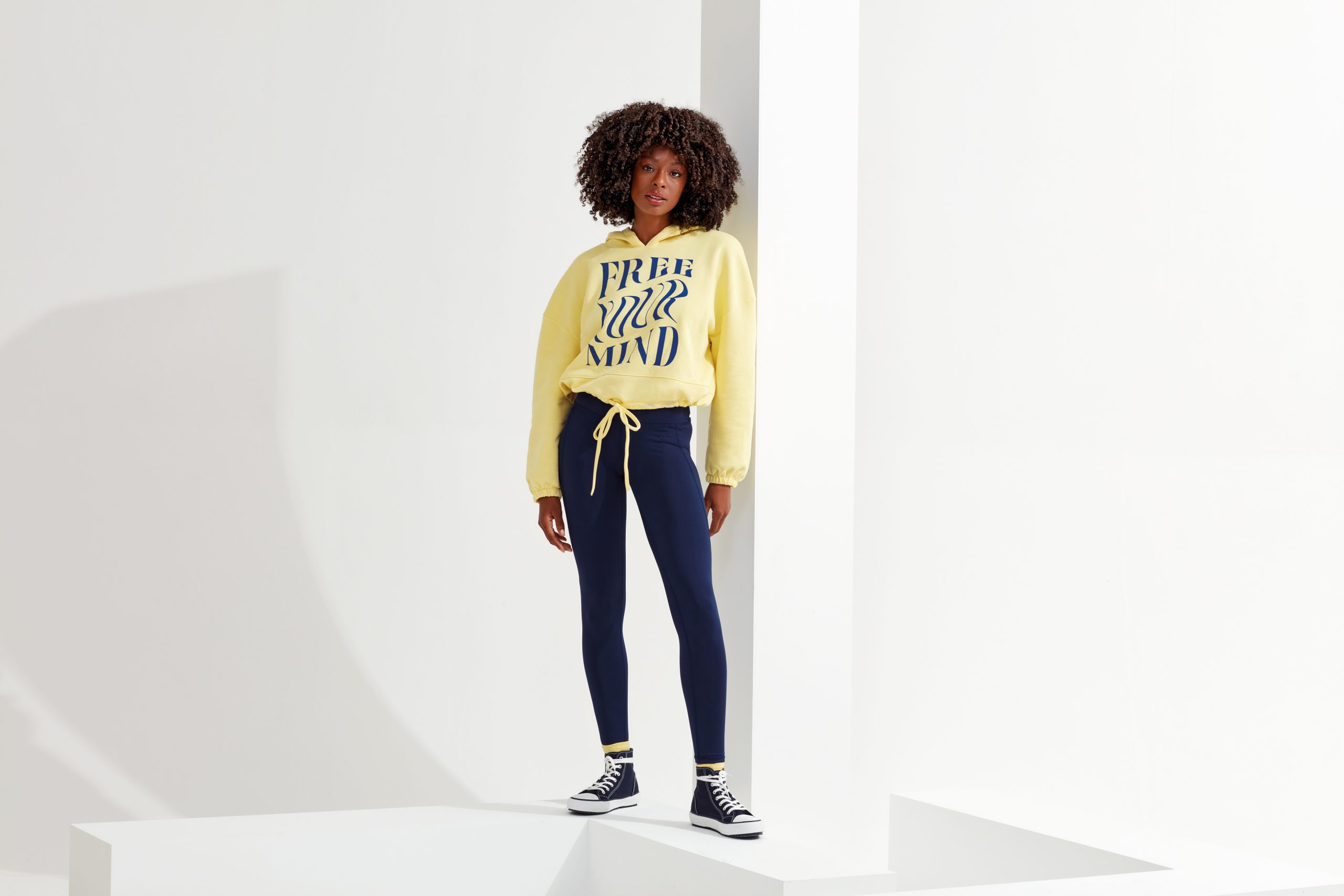 Sweat à capuche oversize court – Image 3