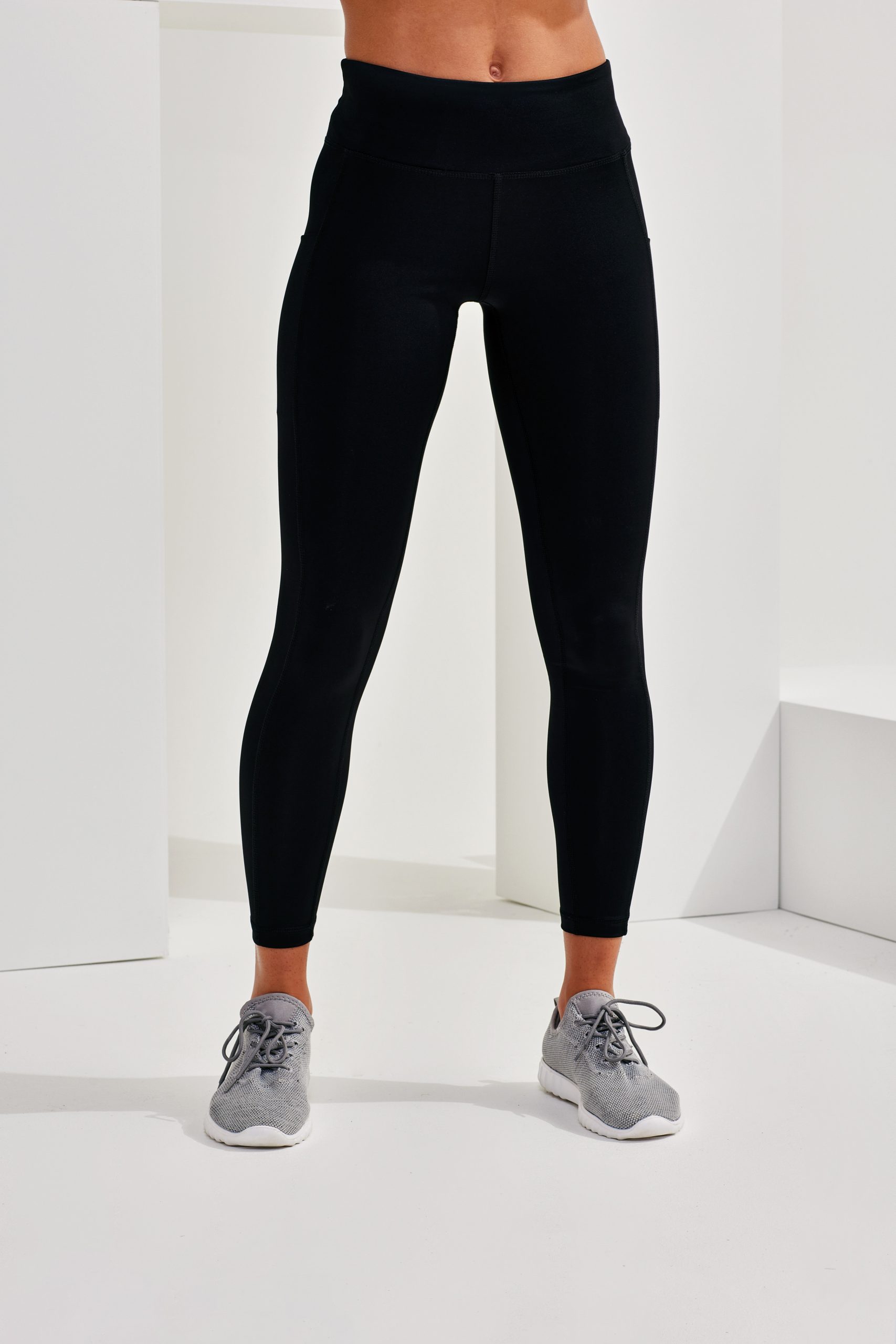 Femme portant un legging TriDri à poches sport et bien-être pendant une séance de fitness