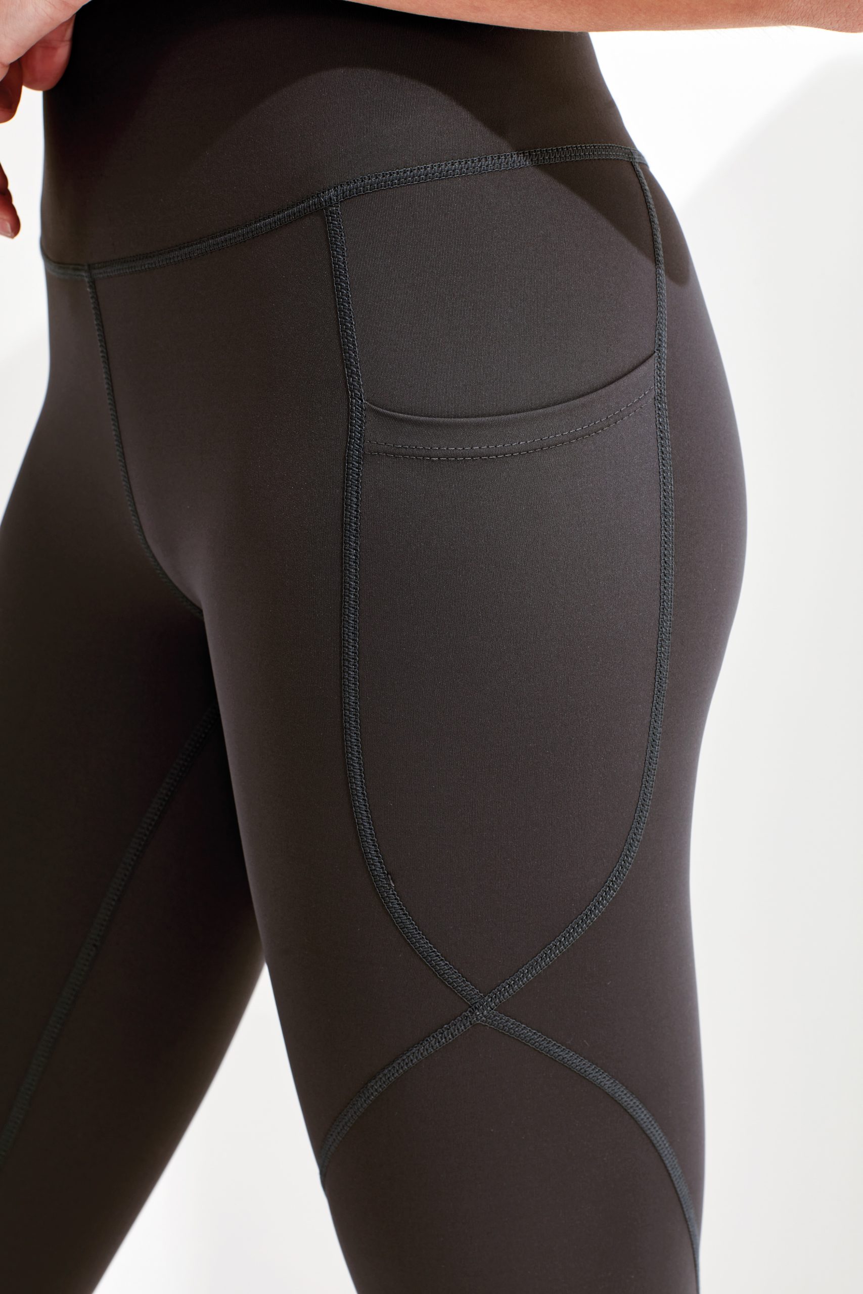 Détail coutures legging forme sablier Tridri - Poche latérale et finitions techniques