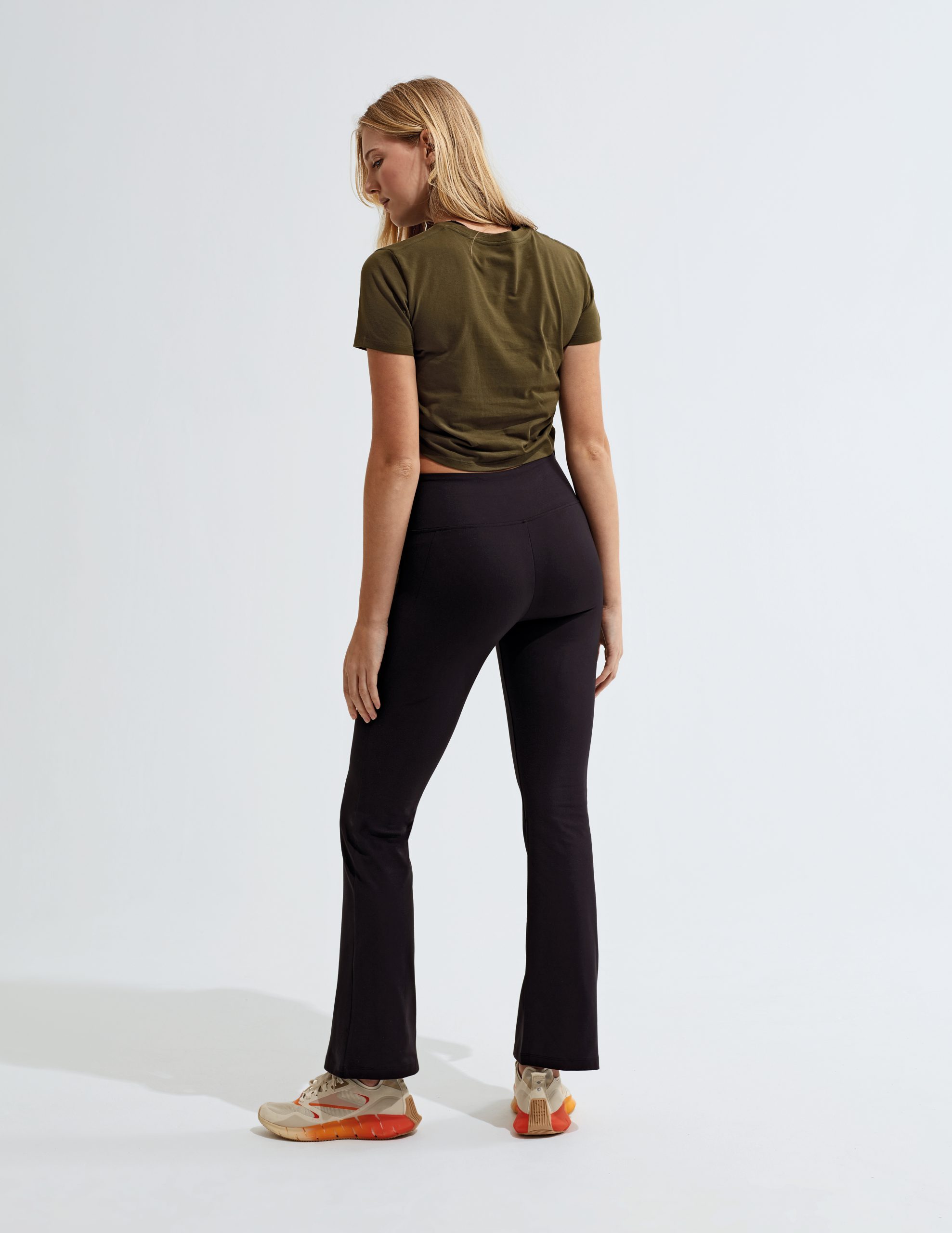 Legging évasé sport femme noir avec top olive, vue de dos - Style décontracté et confortable