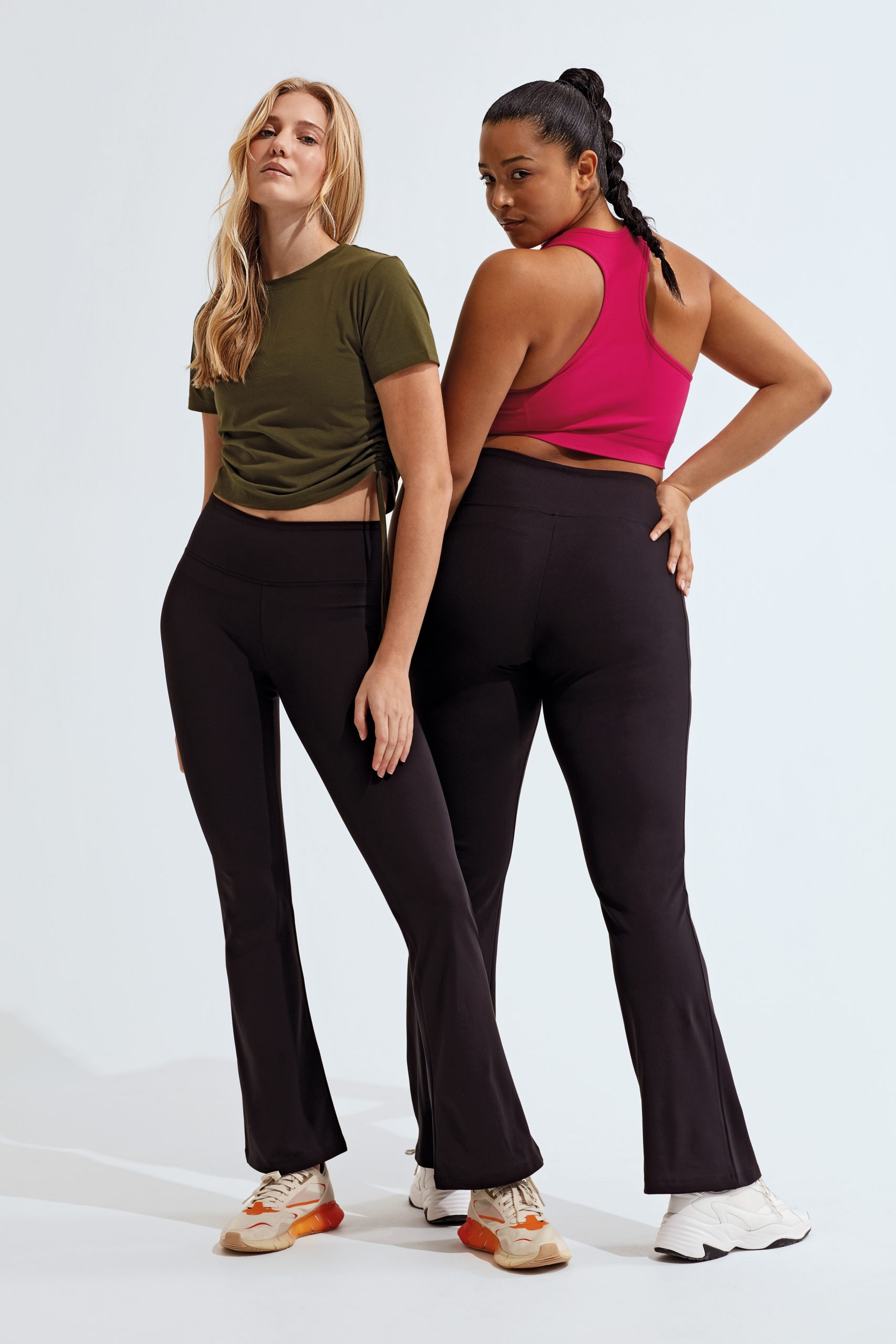 Legging évasé sport femme noir porté par deux femmes - Vue de face détaillée