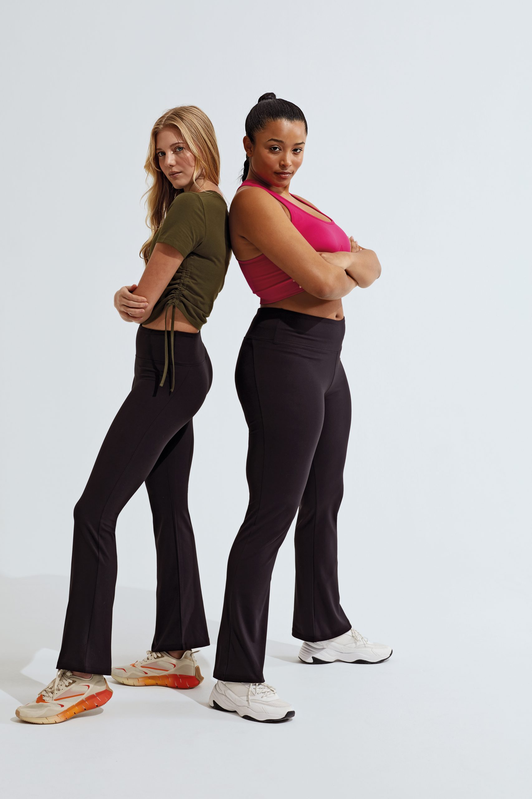 Legging évasé sport femme noir - Pose dynamique démontrant la flexibilité du tissu