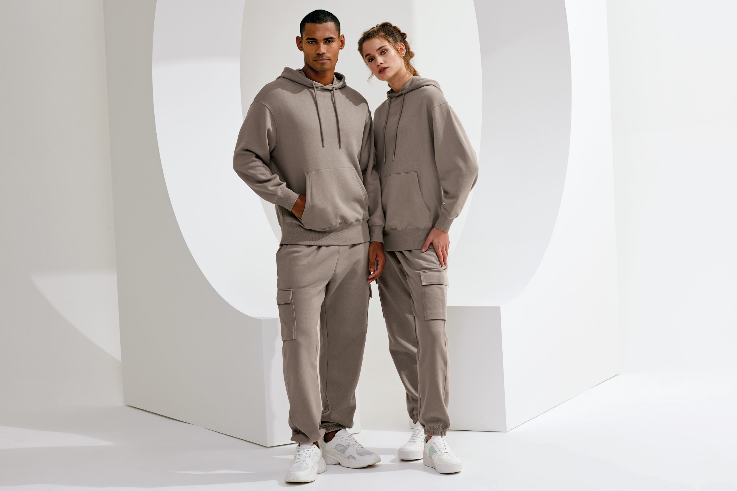 Sweat à capuche en tissu recyclé TriDri® – Image 2