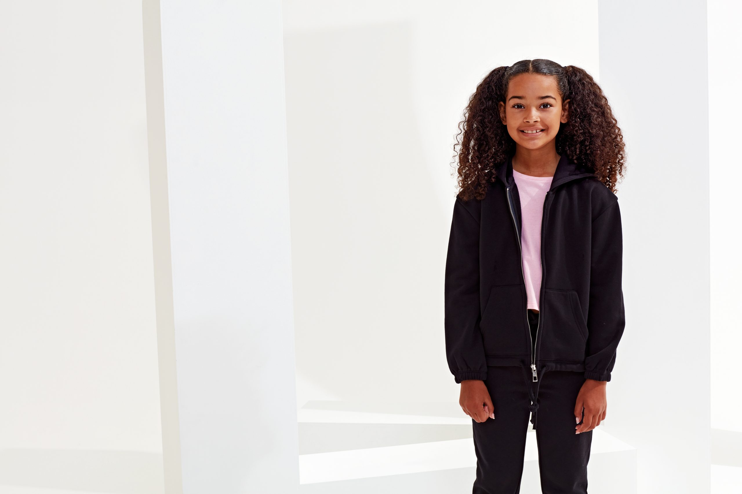 Sweat à capuche zippé crop-top TriDri® enfant – Image 3